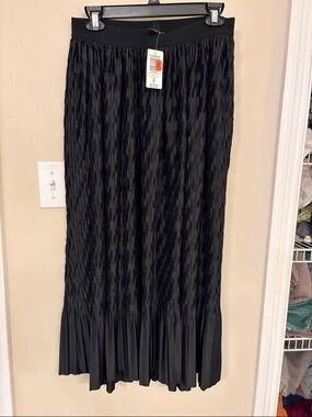 Torrid Black Textured Pleated Maxi Skirt - size 00